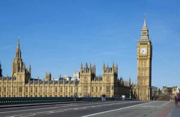 panoramic-view-big-ben-from-bridge-london_268835-1399