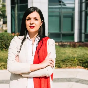 portrait-businesswoman-with-crossed-arms_23-2147970919